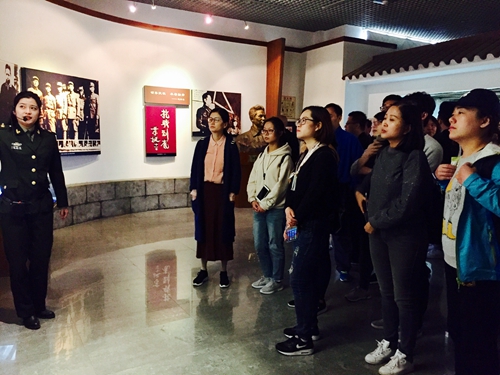 1510188333613456.jpg 聽講解員講解葉挺將軍事跡.jpg