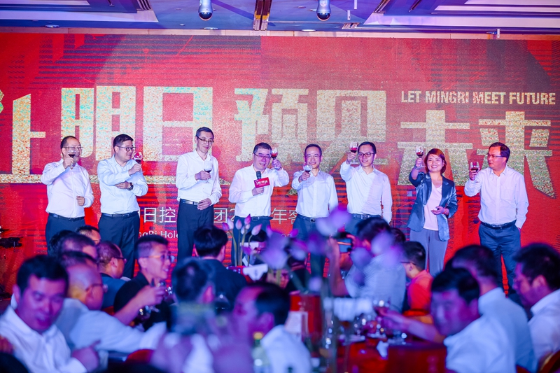 1562055644211839.jpg 領導祝酒.jpg