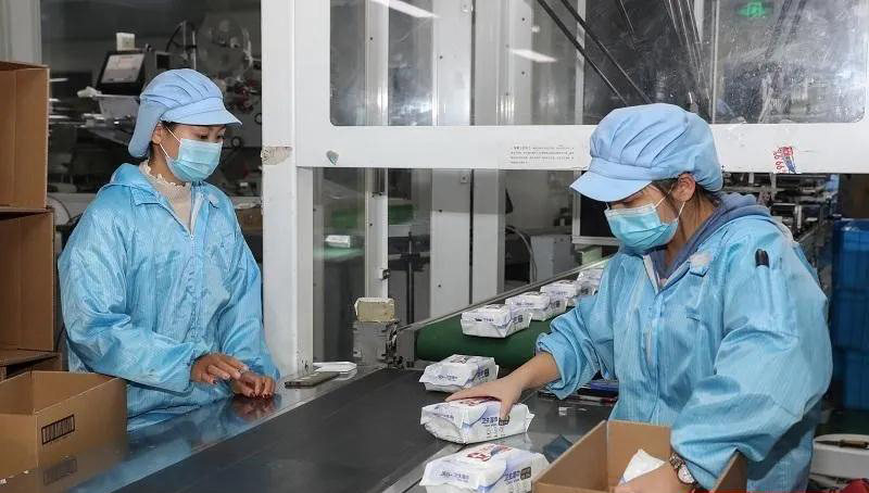 第一批消毒濕巾，唯爾福捐給了紹興文理學院附屬醫(yī)院