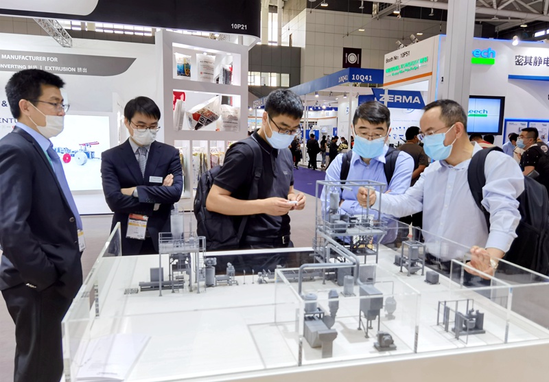 1618882101694201.jpg 韓新偉參觀橡塑展_副本.jpg