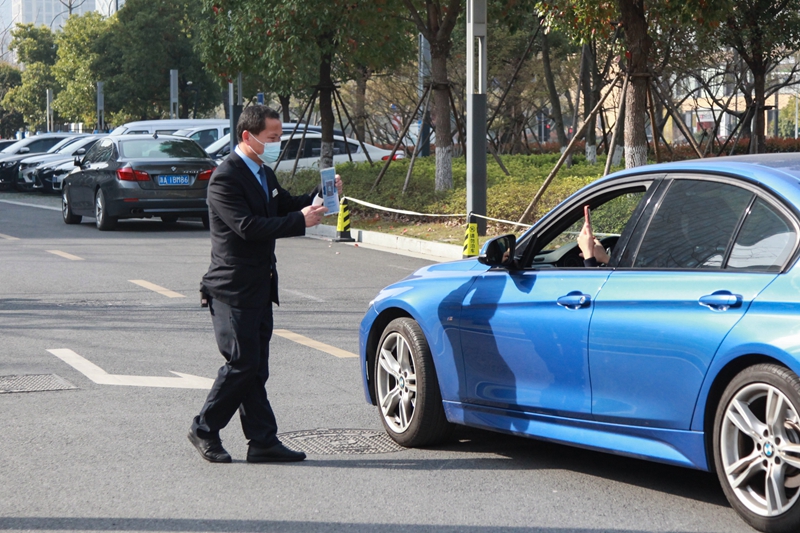 1648109910337609.jpg 工作人員對(duì)進(jìn)出人員進(jìn)行掃碼測(cè)溫2_副本.jpg