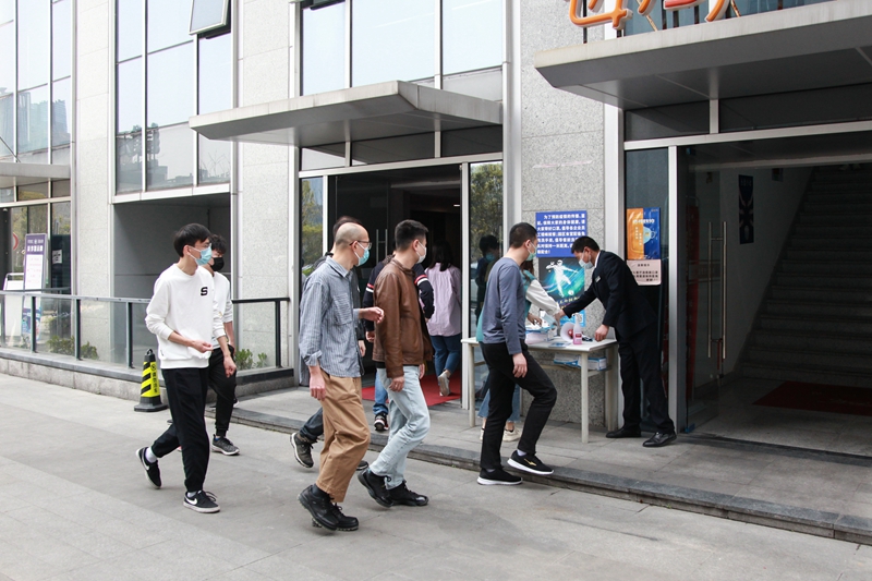 1648109915693357.jpg 工作人員在食堂門口監(jiān)督提醒佩戴口罩_副本.jpg