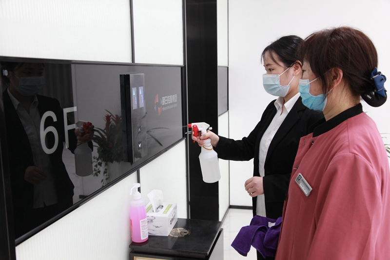 1648109923418395.jpg 工作人員對(duì)電梯觸摸屏進(jìn)行消殺_副本.jpg