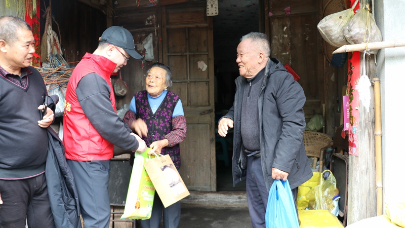 1669971432900142.jpg 慰問老人家里_副本.jpg